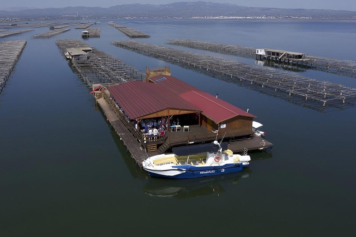 ein blau-weißes Boot mit der Aufschrift ' santander ' an einem Dock