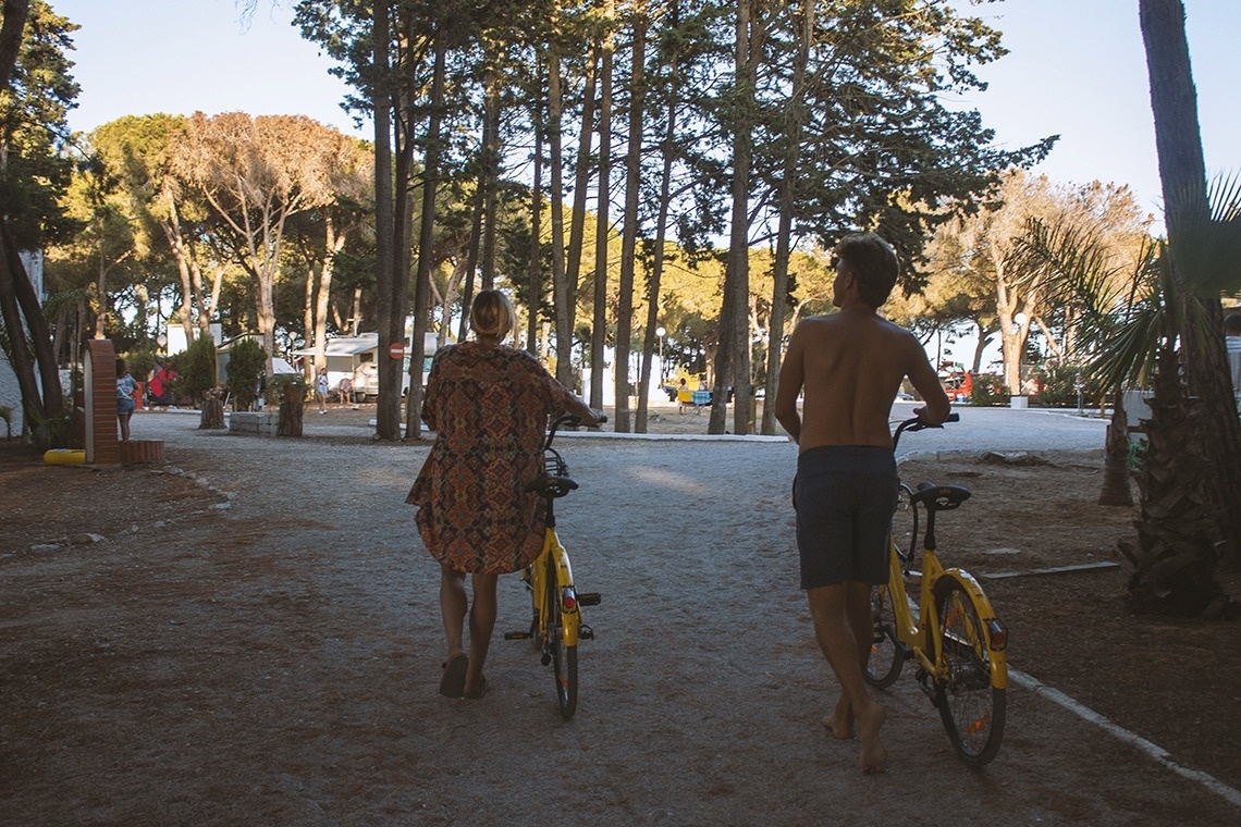 un home i una altra persona amb bicicletes a la ruta