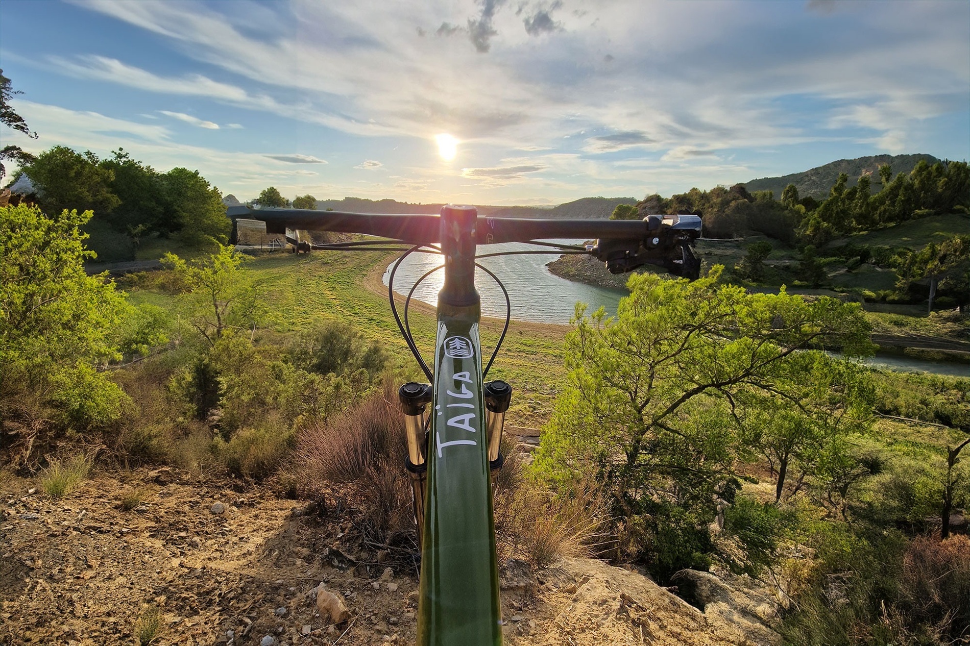 una bicicleta verde con la palabra taiga en la parte delantera