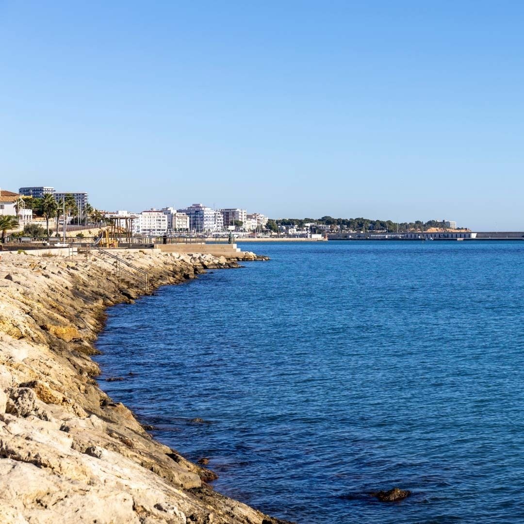 een stad aan de oever van de oceaan met gebouwen op de achtergrond