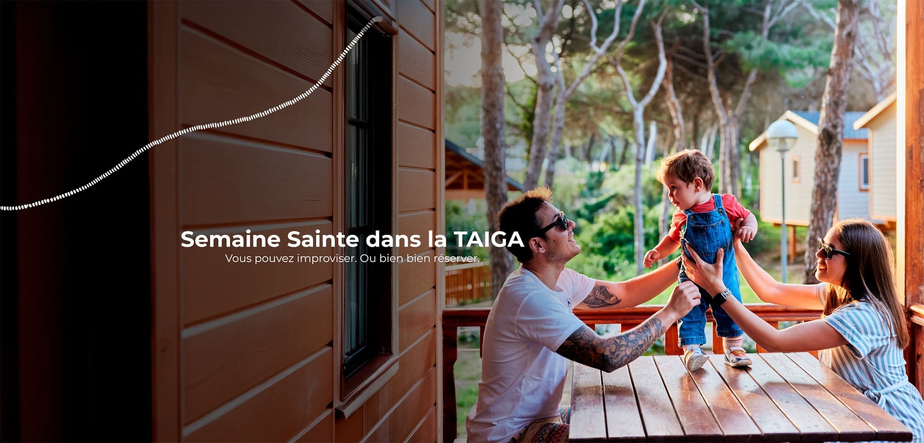 L'image présente une famille avec un jeune enfant sur la terrasse d'un bungalow en bois, entourée d'arbres, avec un texte promotionnel en surimpression à gauche indiquant "Semaine Sainte dans la TAIGA".
