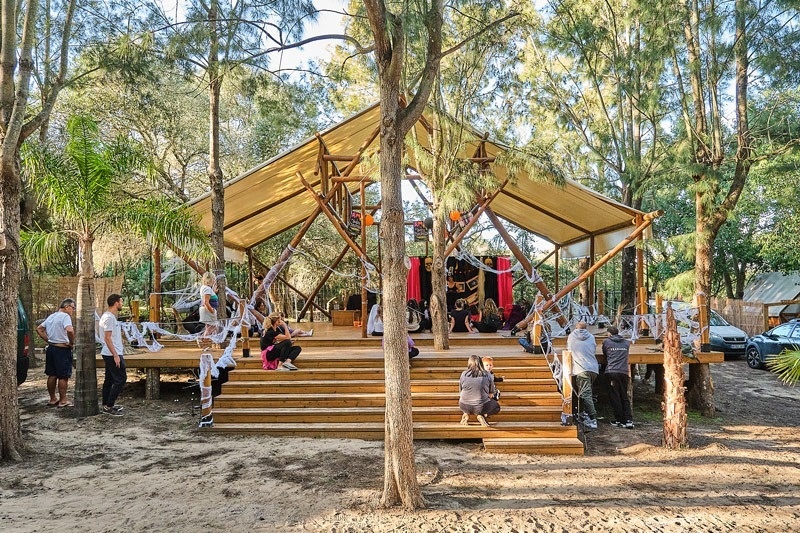un grupo de personas se paran en las escaleras de un edificio de madera