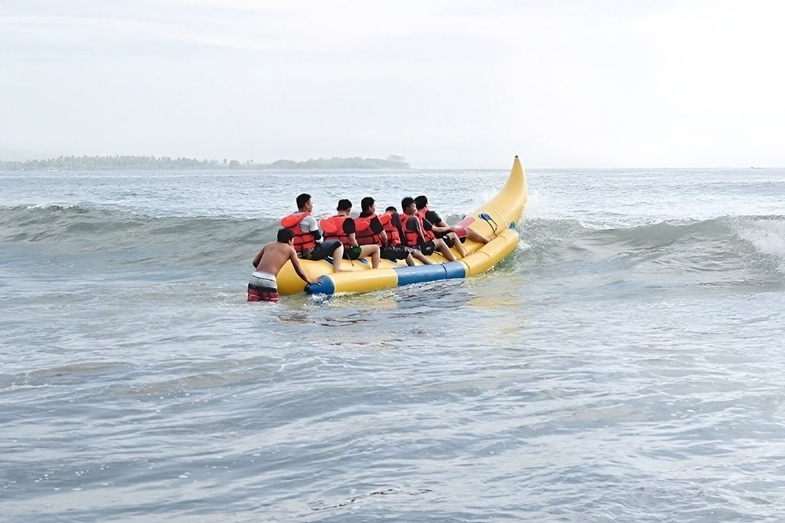 ein Mann und eine Frau fahren Fahrrad auf einer Straße