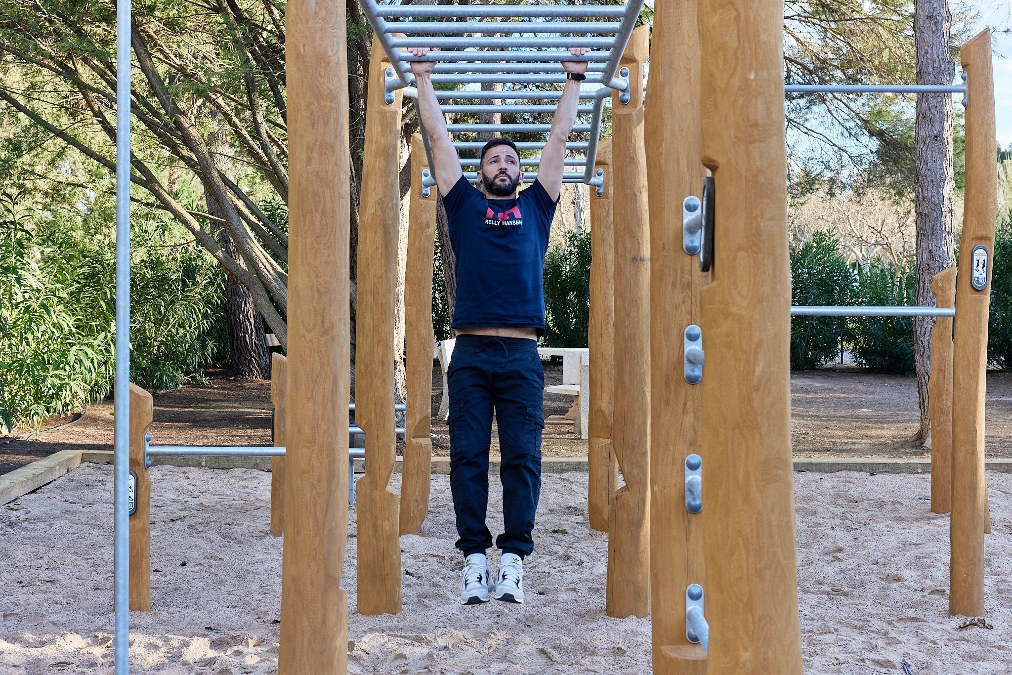 un hombre con una camiseta que dice ' i love nyc ' en él