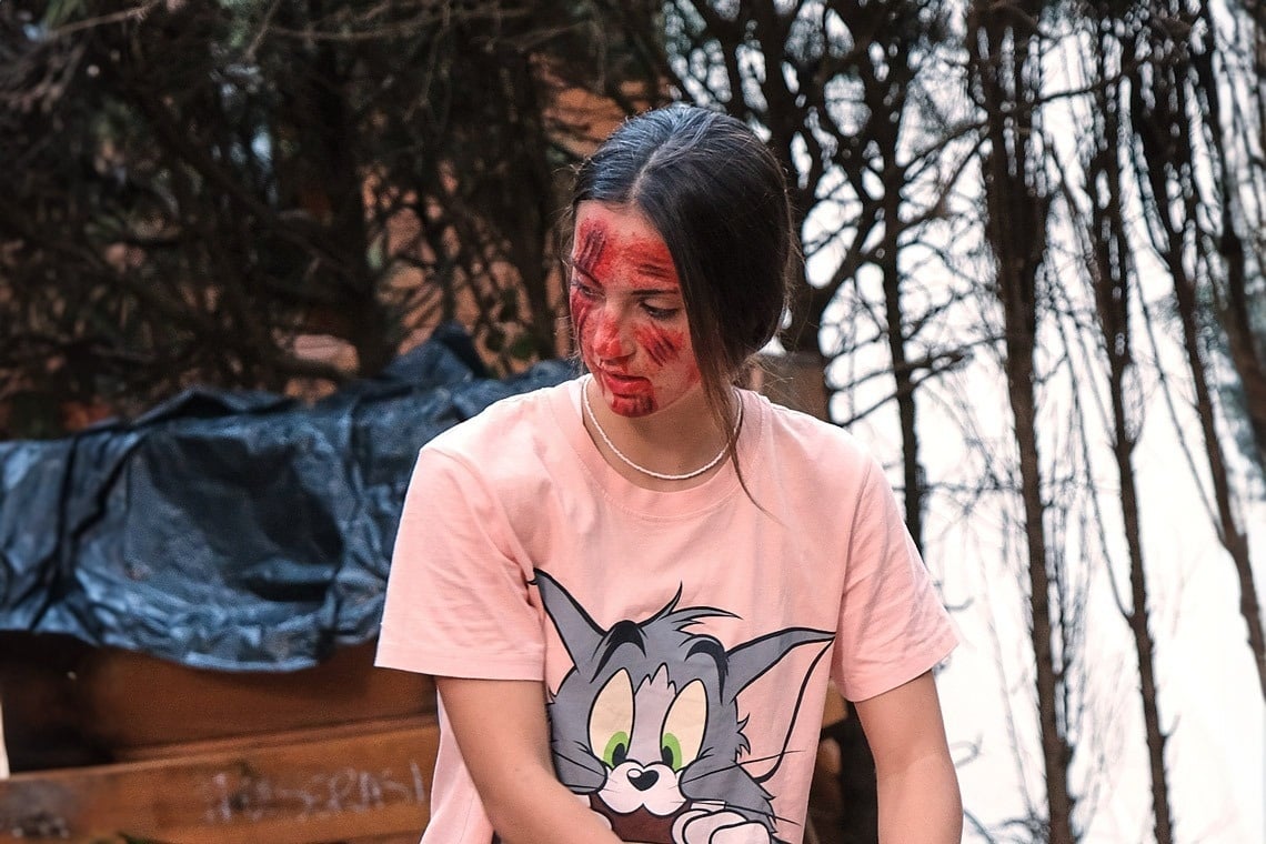 una niña con la cara pintada de tom y jerry