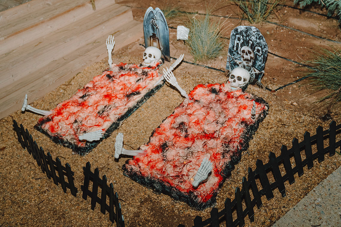Decoración de Halloween espeluznante con esqueletos y lápidas para eventosTaiga: Corporativa.