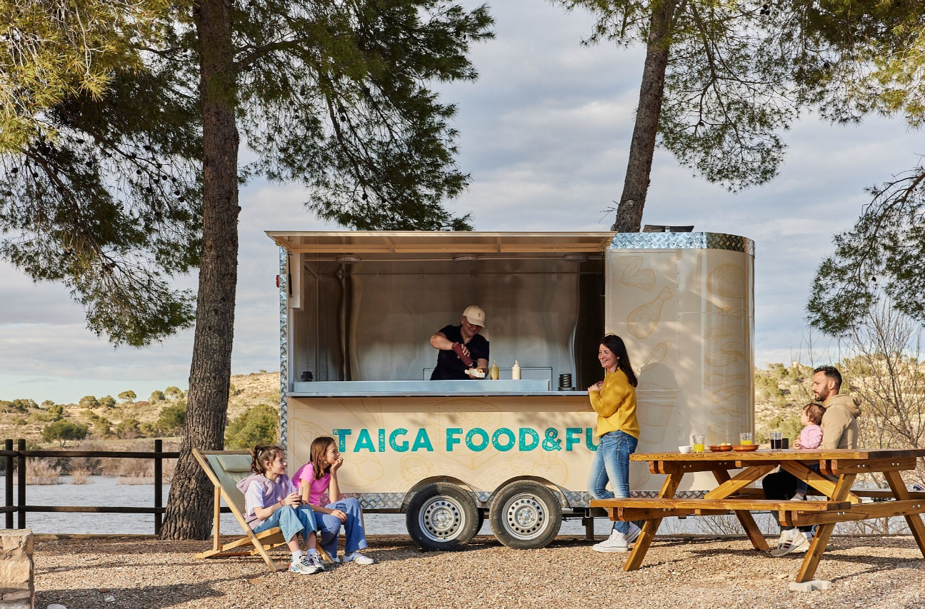 un camión de comida con la palabra taiga en la parte delantera
