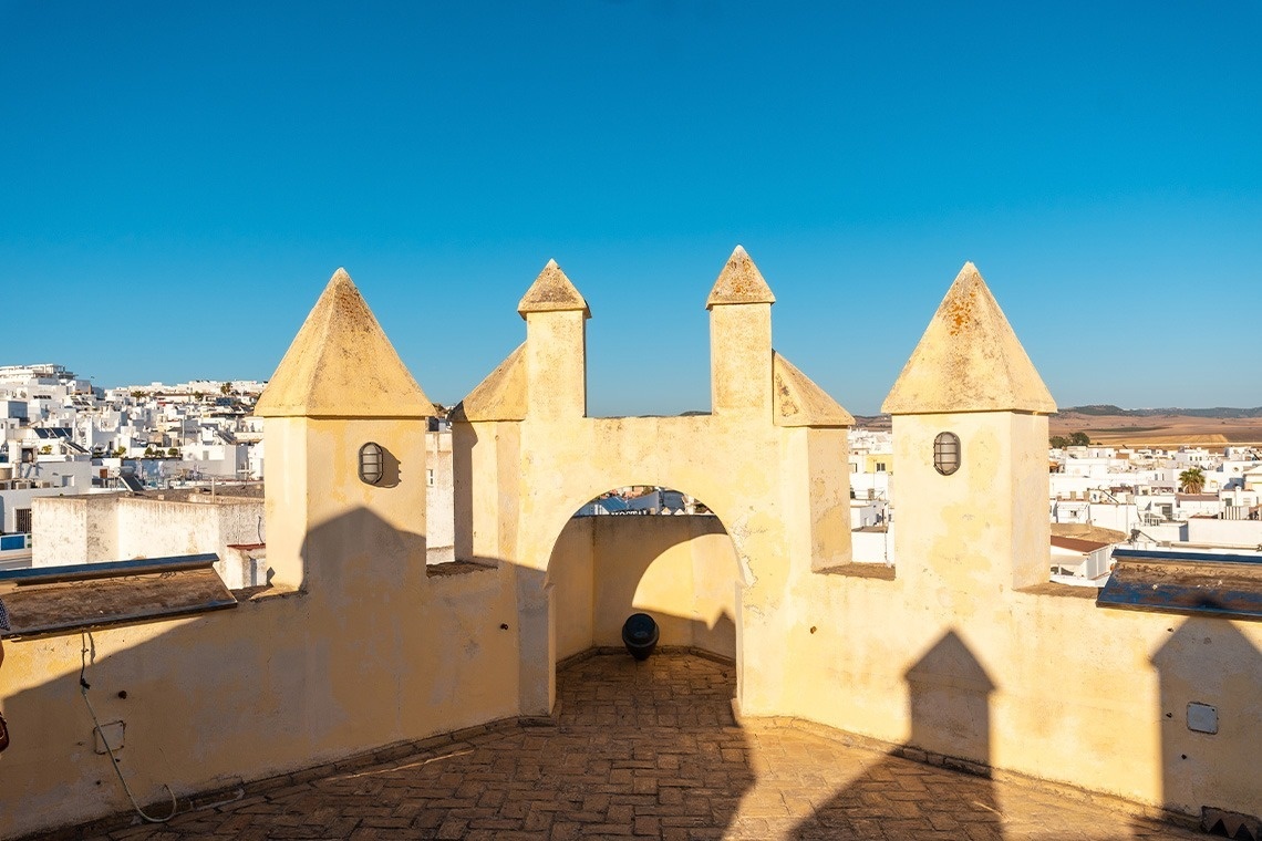 un castell amarillo con tres torres y un arco