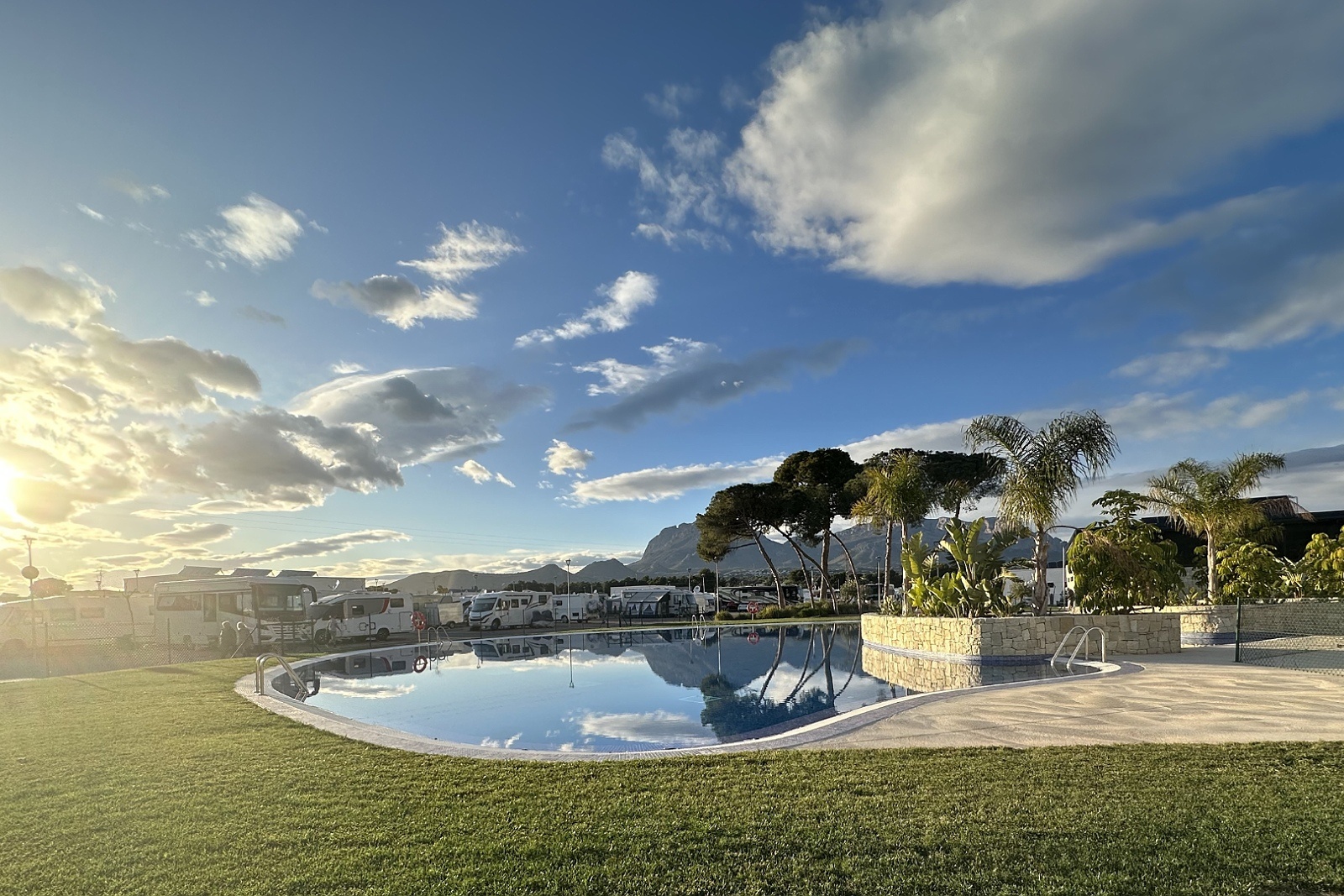 TAIGA Tarifa Punta Paloma: Pool & Wohnmobile vor Bergen.