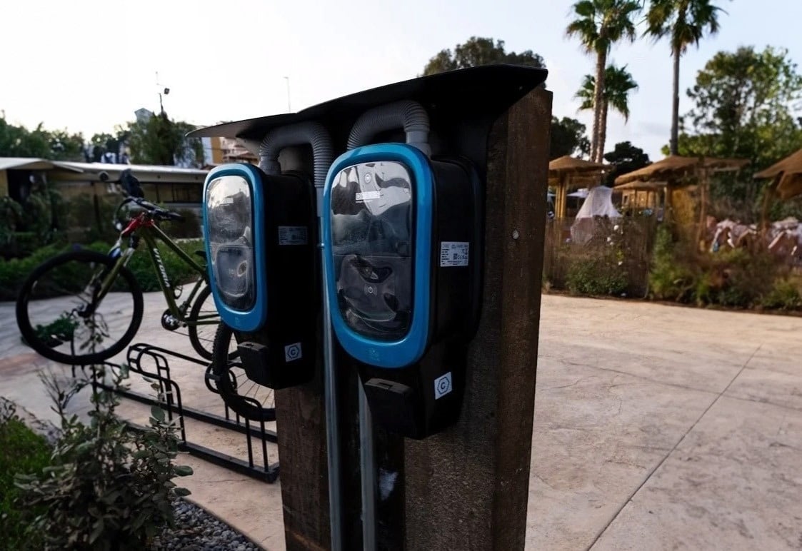 una niña se para frente a un tobogán en un parque infantil