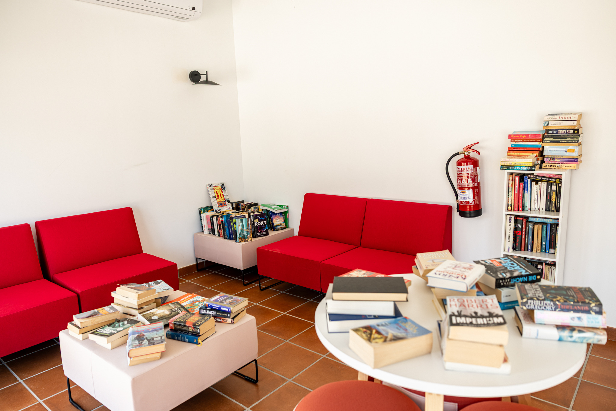 Zona social y cafetería La Masía en TAIGA Benidorm.