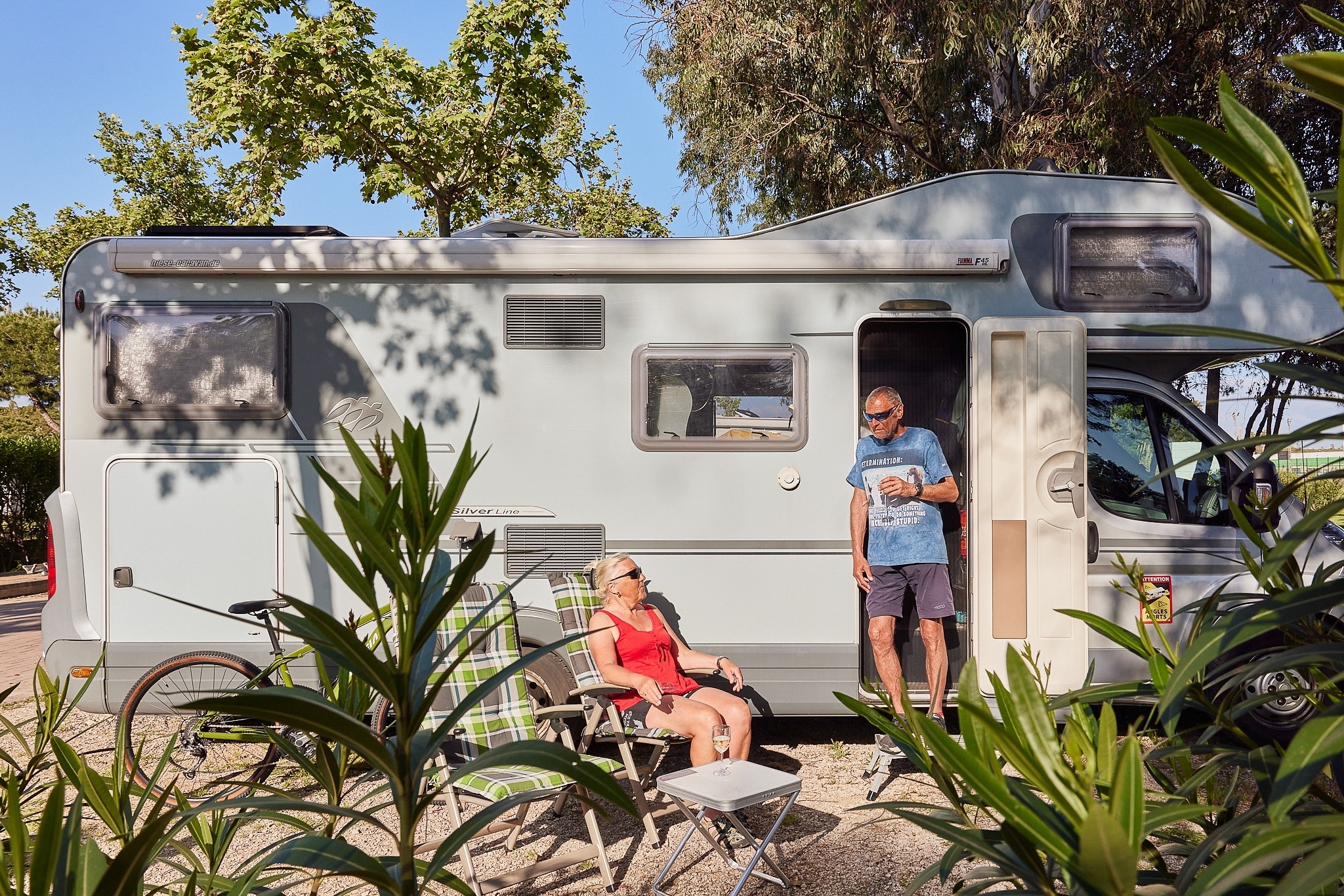 een man en een vrouw kijken uit het raam van een camper