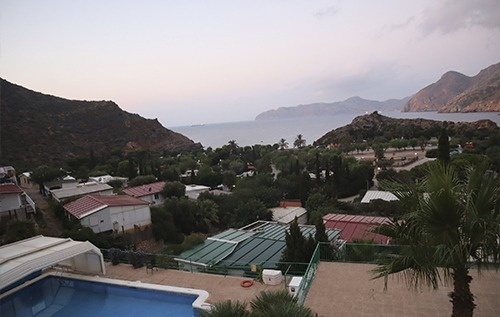una vista aérea de un pueblo con una piscina en primer plano