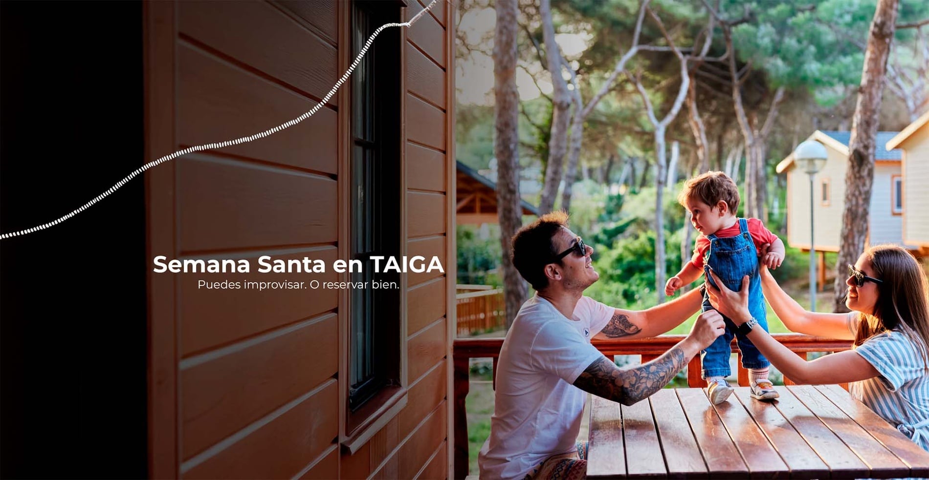 Una familia con un niño pequeño disfruta en la terraza de una cabaña de madera, con el texto "Semana Santa en TAIGA" y un lema sobre la reserva.