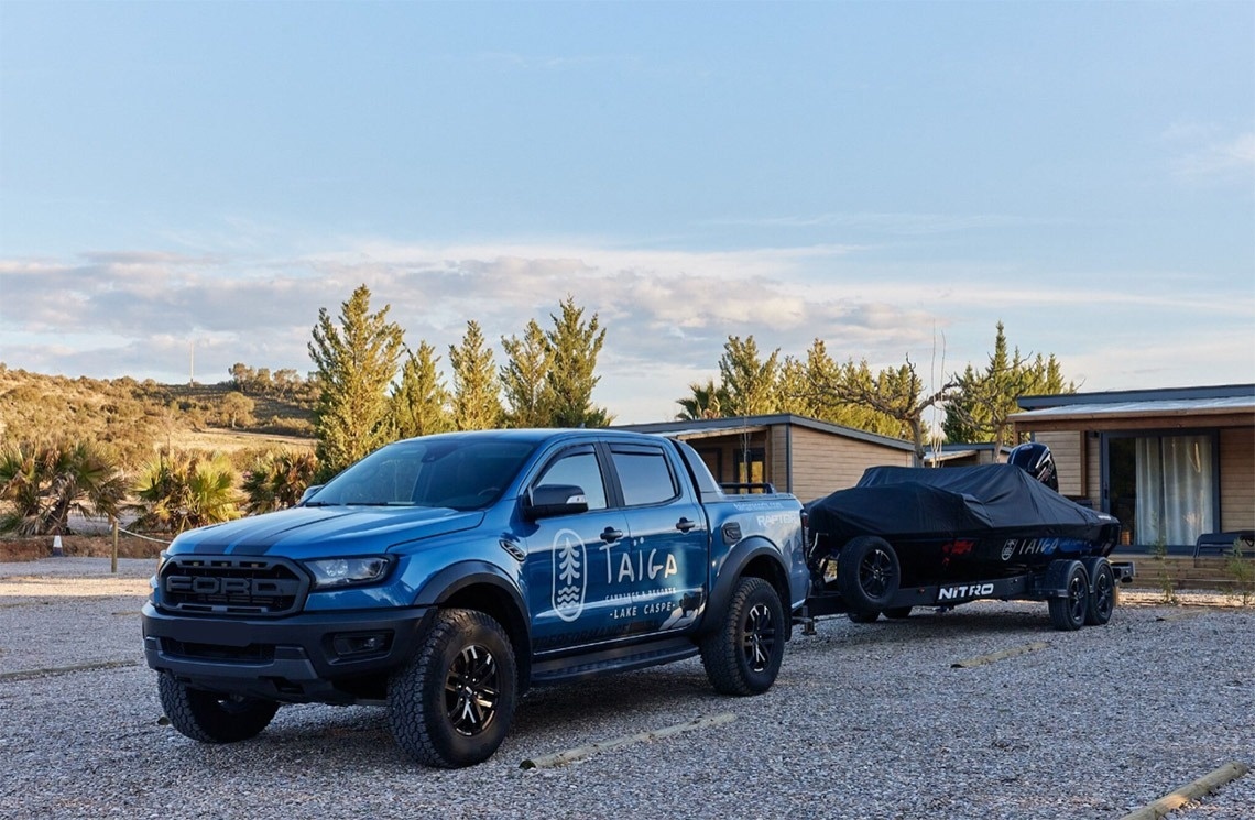 ein blauer ford ranger mit einem boot darauf