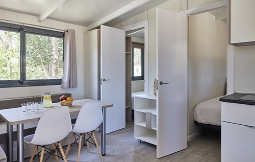 una habitación con una mesa y sillas y una ventana