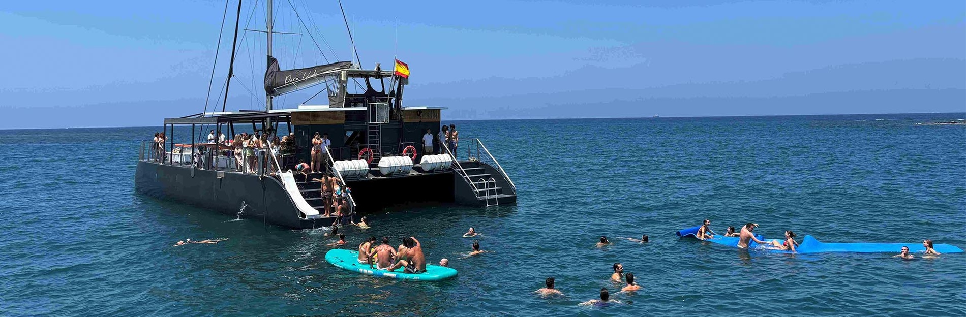 Boats and people enjoying the ocean, perfect for Taiga: Corporativa retreats.
