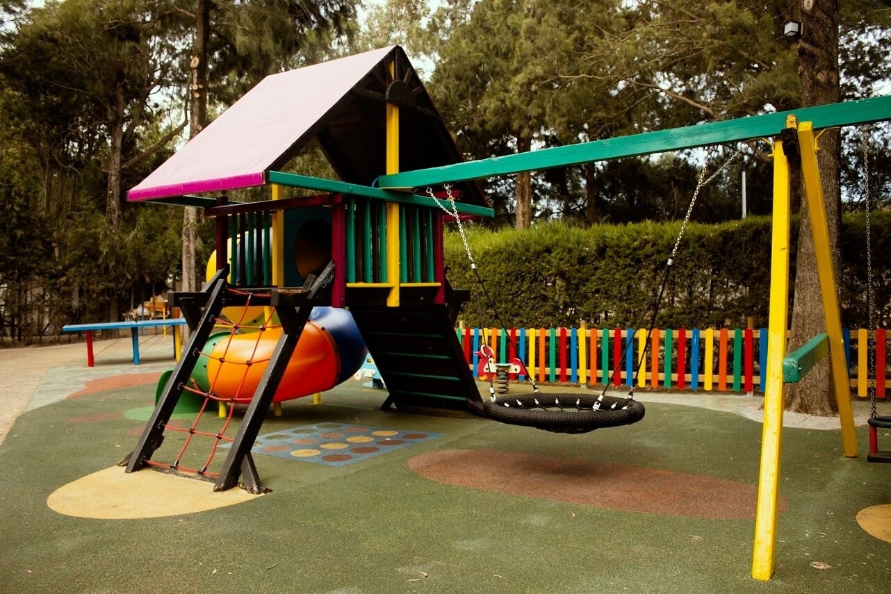 ein Mann hält einen Tennisschläger auf einem Tennisplatz