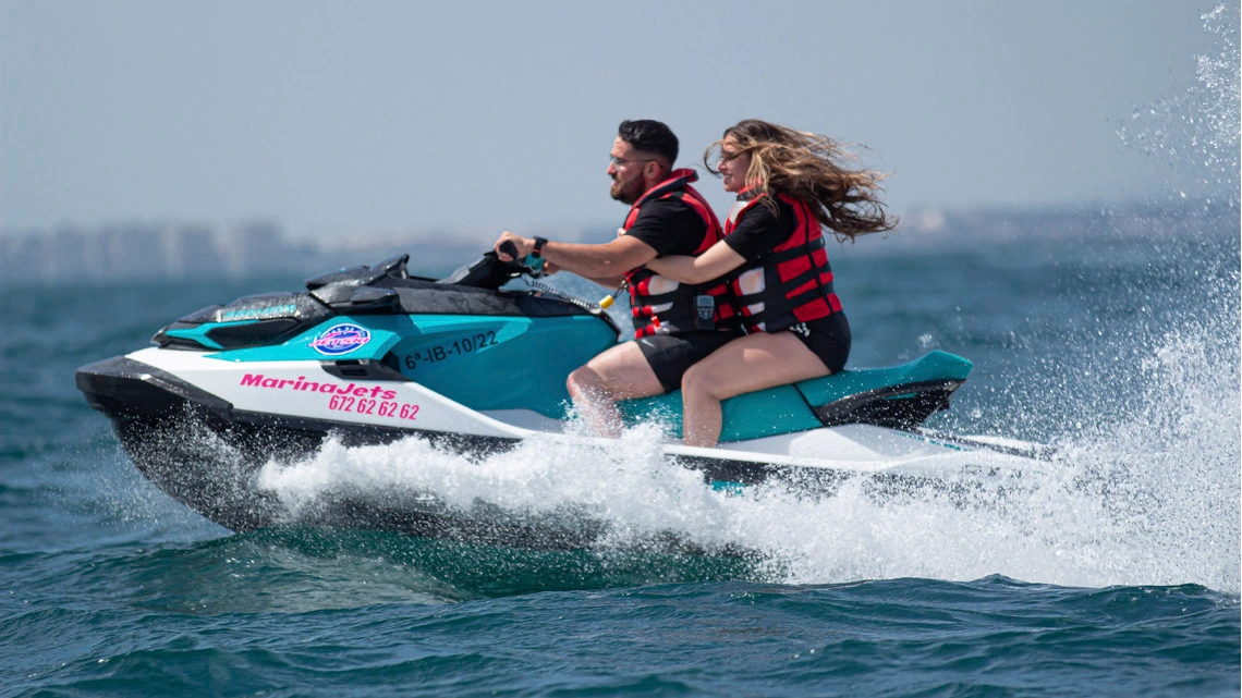 Ein Paar auf einem Jet-Ski TAIGA bietet Wassersportmöglichkeiten.