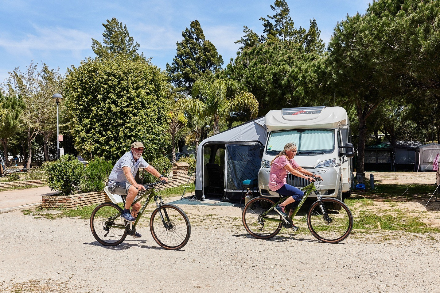 Paar fährt Rad im TAIGA Puerto Santa María | Campingplätze & Resorts in Spanien