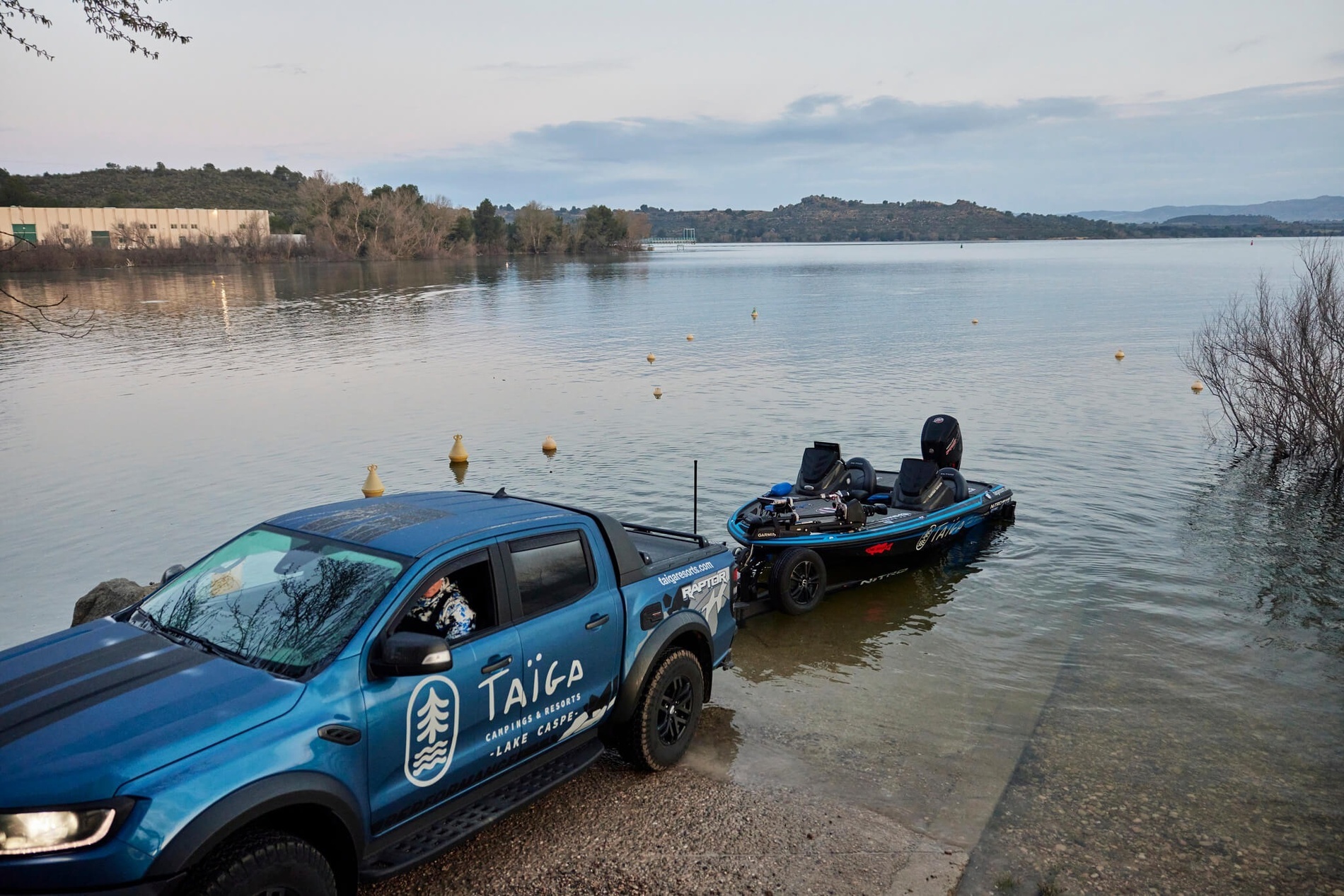 un camión azul con la palabra taigo en la parte trasera