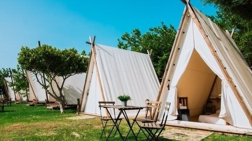 l' interior d' una tenda amb dues llits i un mirall