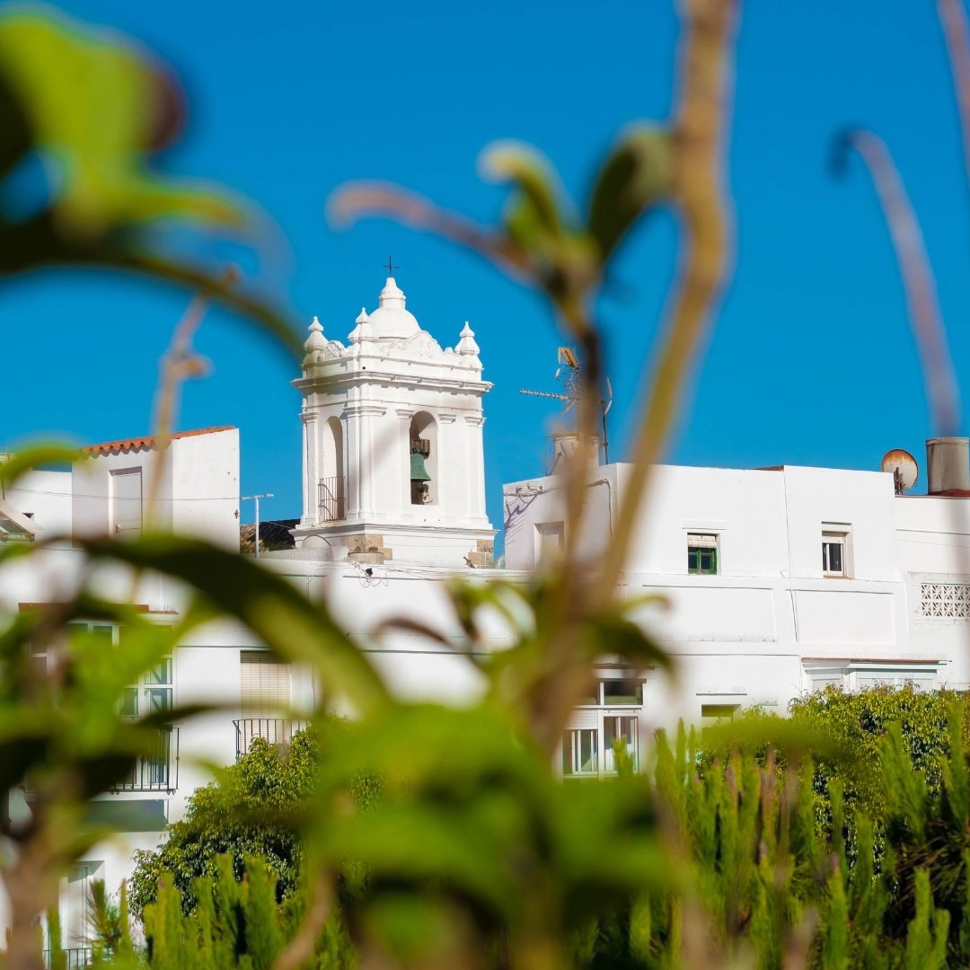 ein weißes Gebäude mit einem Glockenturm darauf