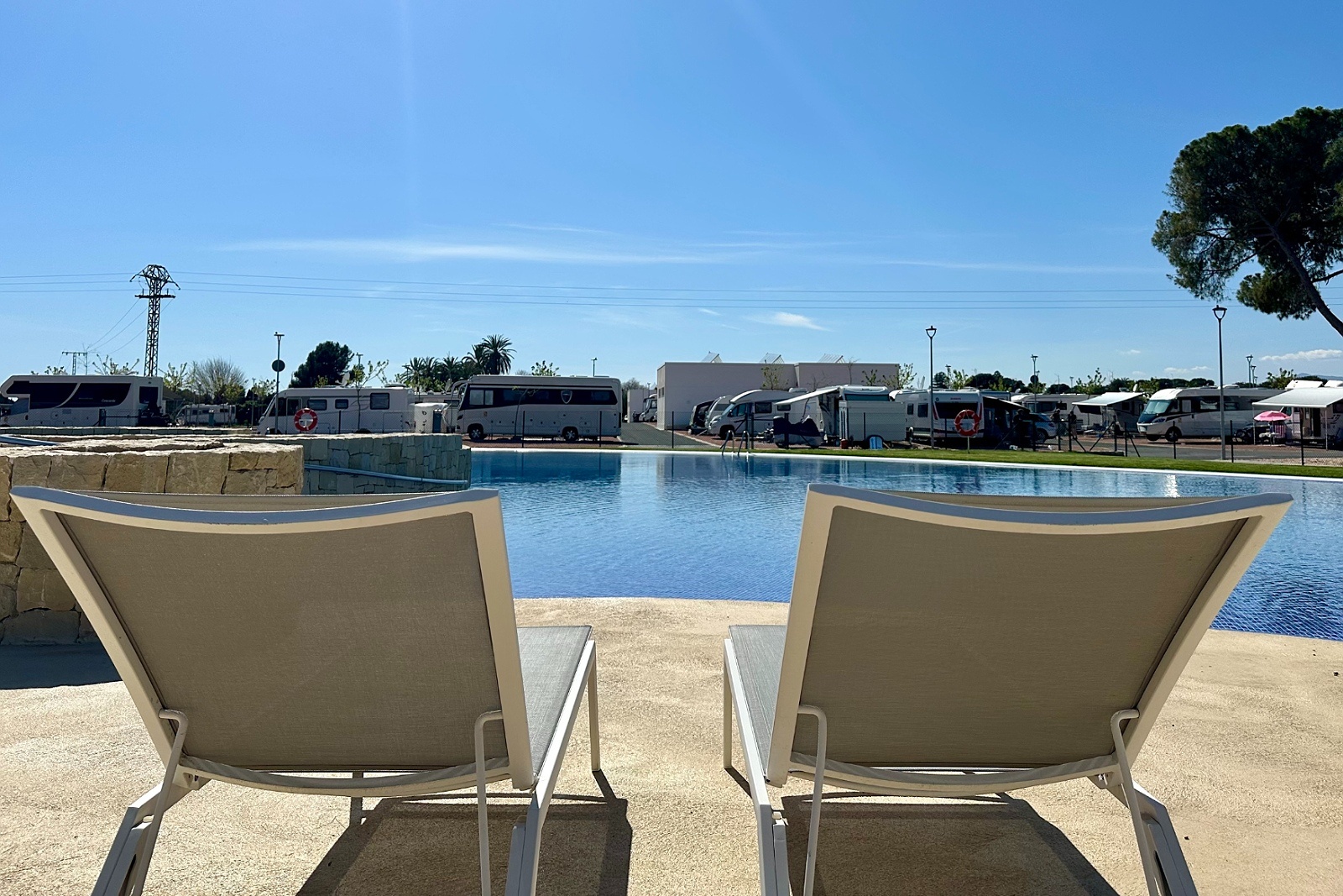 Entspannung am Pool von TAIGA Tarifa Punta Paloma. Moderne Sonnenliegen laden zum Verweilen ein.