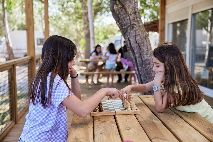 dos persones amb mochilas caminan por un sendero de montagna