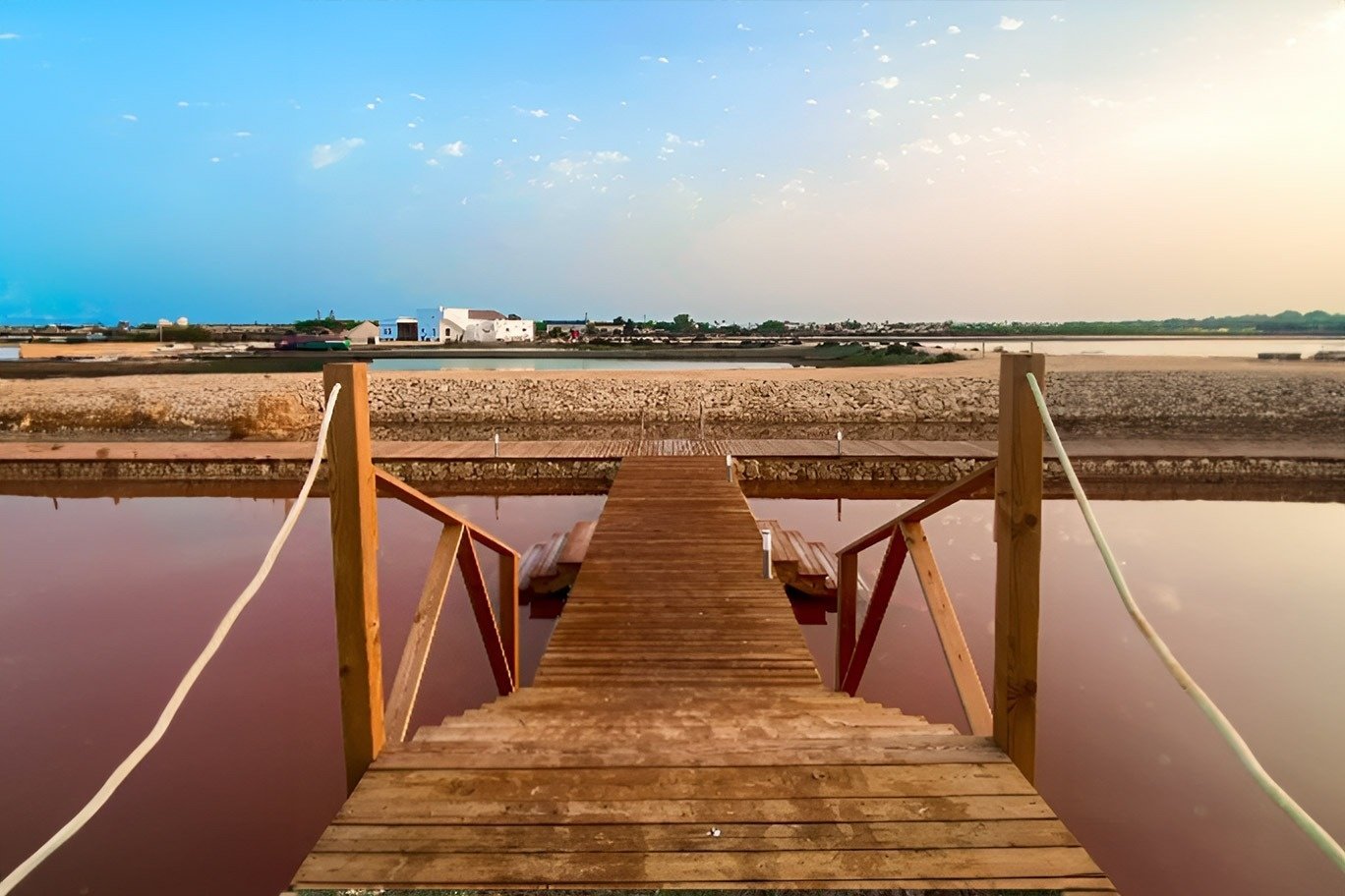 dos persones amb mochilas caminan por un sendero de montagna