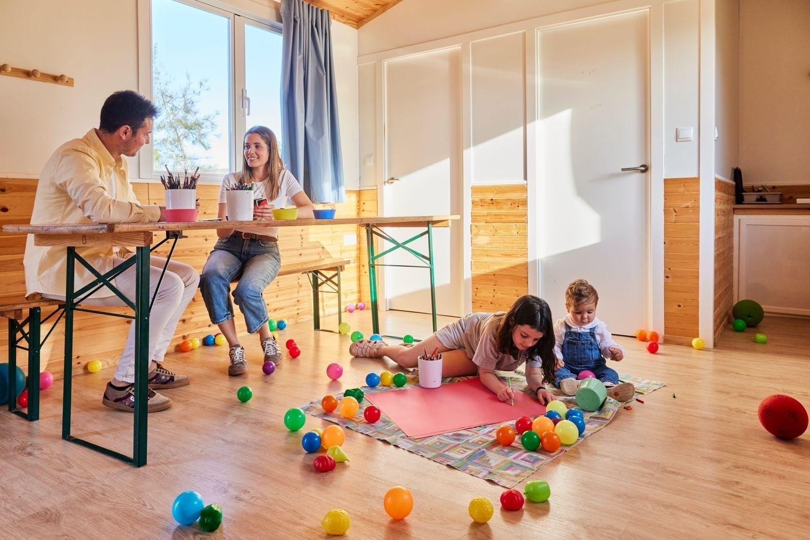 Familia disfrutando de actividades creativas en Taiga Corporativa, zona infantil.