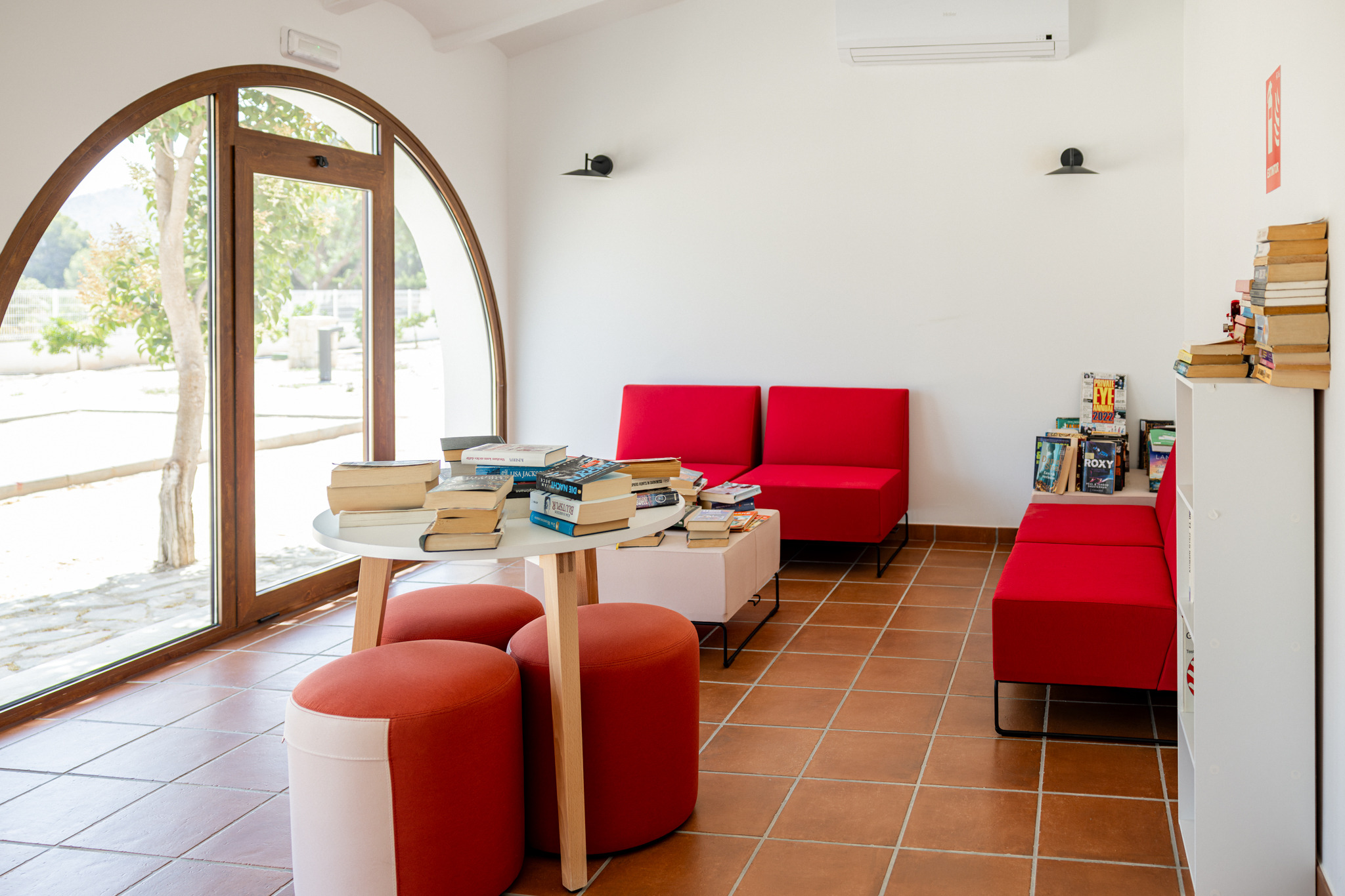 Zona social y cafetería La Masía en TAIGA Benidorm.