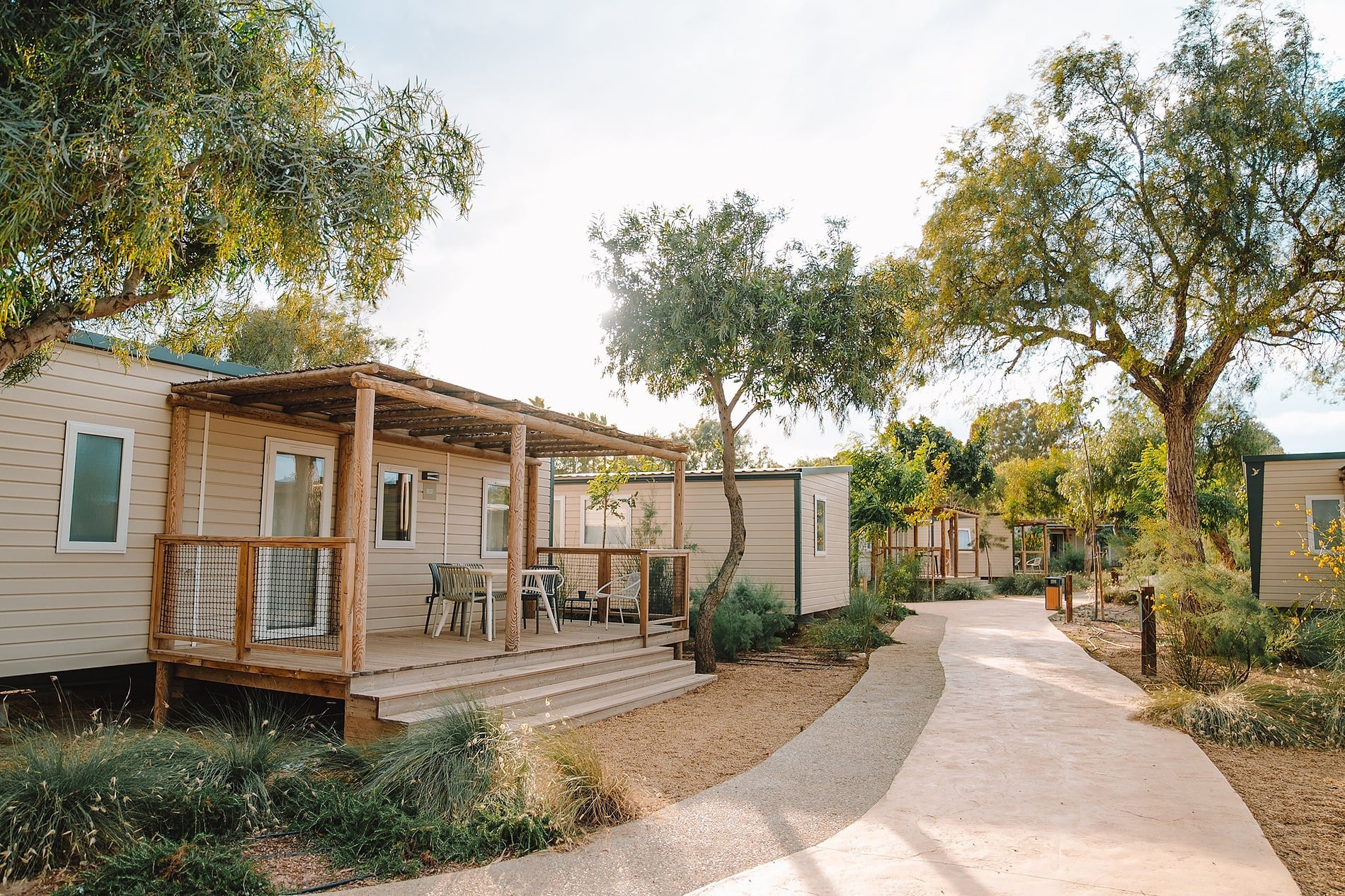 TAIGA Almería Playa: bungalows y caminos entre árboles. Ideal para tu estancia en campings TAIGA.