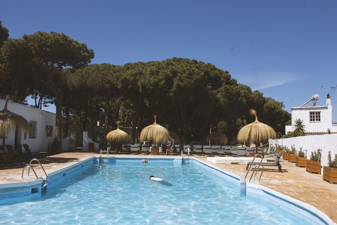 een man zwemt in een zwembad met paraplu 's