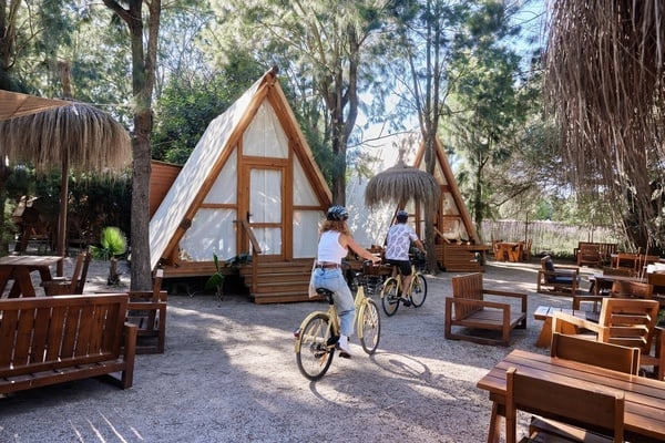 dos persones amb mochilas caminan por un sendero de montagna