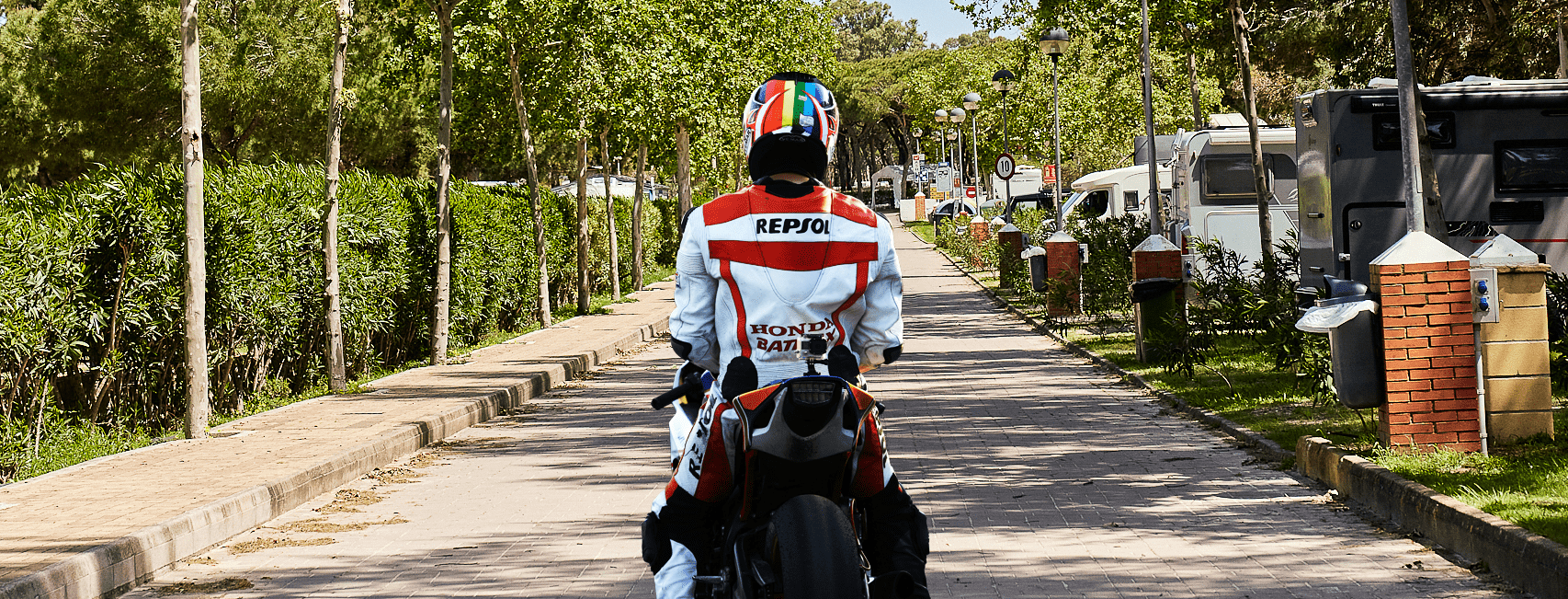 Zwei Motorradfahrer fahren auf einer kurvigen Rennstrecke