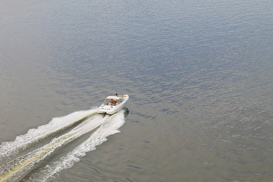 dos personas con mochilas caminan por un sendero en las montañas