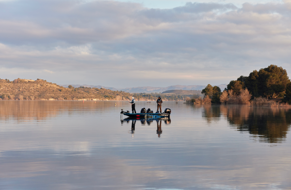 trois hommes pêchent sur un bateau avec le moteur yamaha