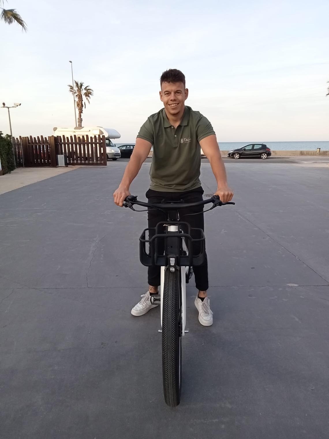 un jove està en una bicicleta amb la imatge de l' aigua al fons