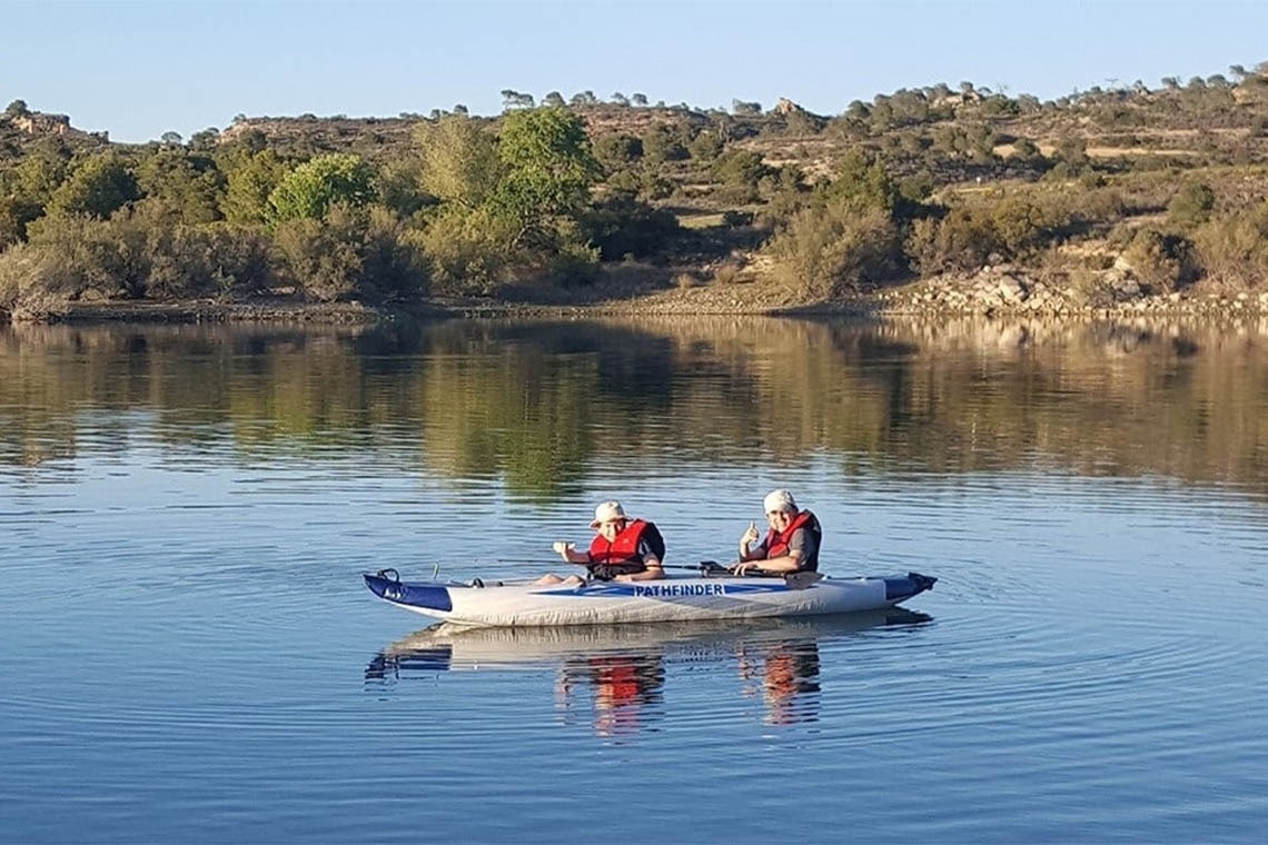 un pato con un pico amarillo flota en el agua