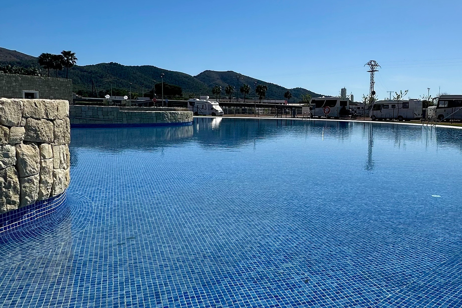 Großer Pool im Taiga: Corporativa mit Blick auf Wohnmobile und Berge.