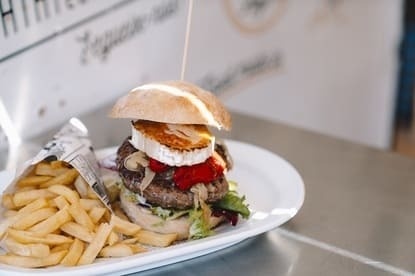 Deliciosa hamburguesa gourmet con queso de cabra y patatas fritas. Restaurante de hotel.
