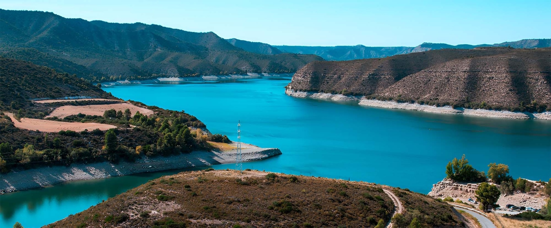 un enorme llac s'envolta en un paisatge de montagnes