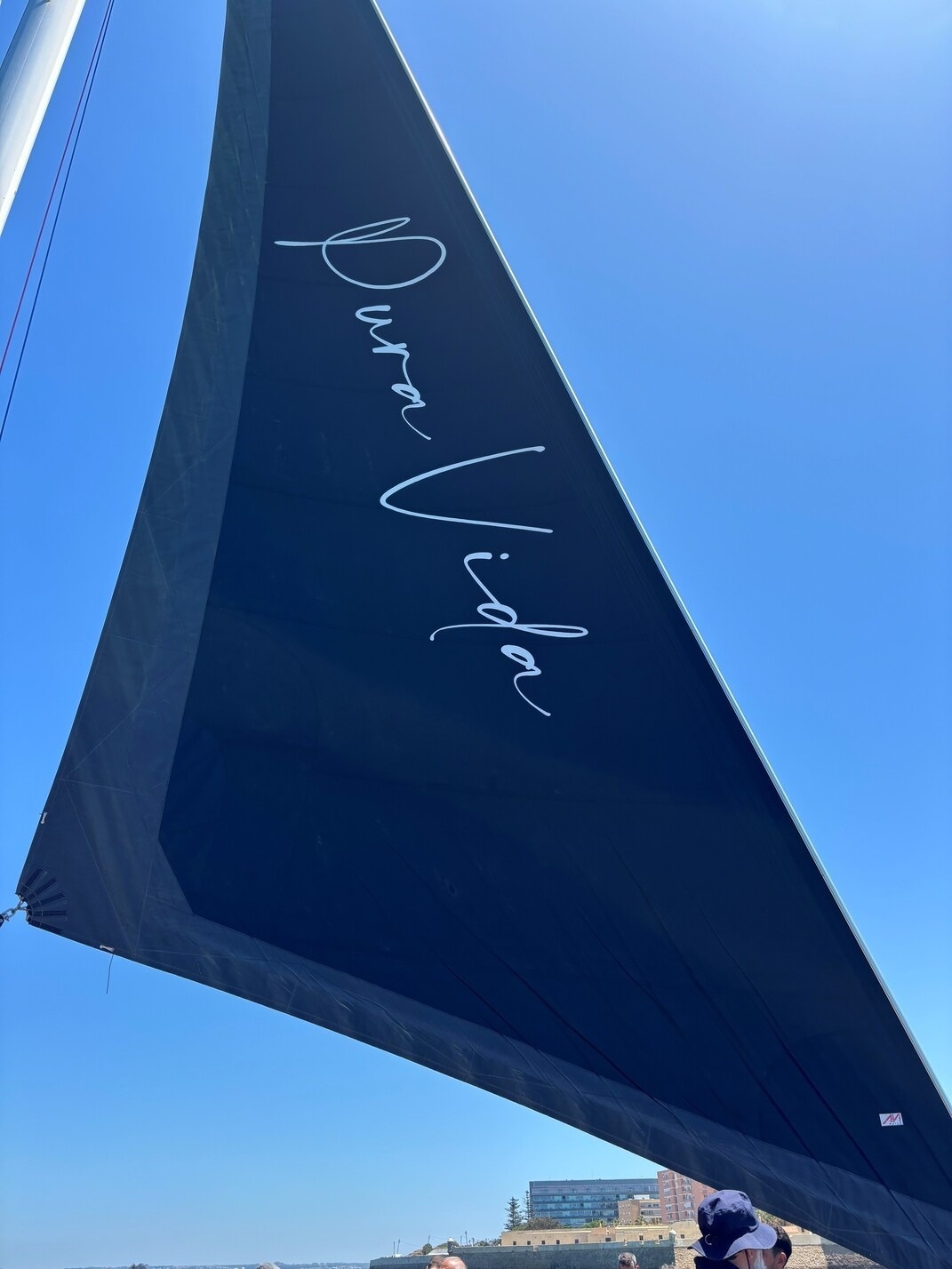 una vela negra con la palabra pura vida escrita en blanco