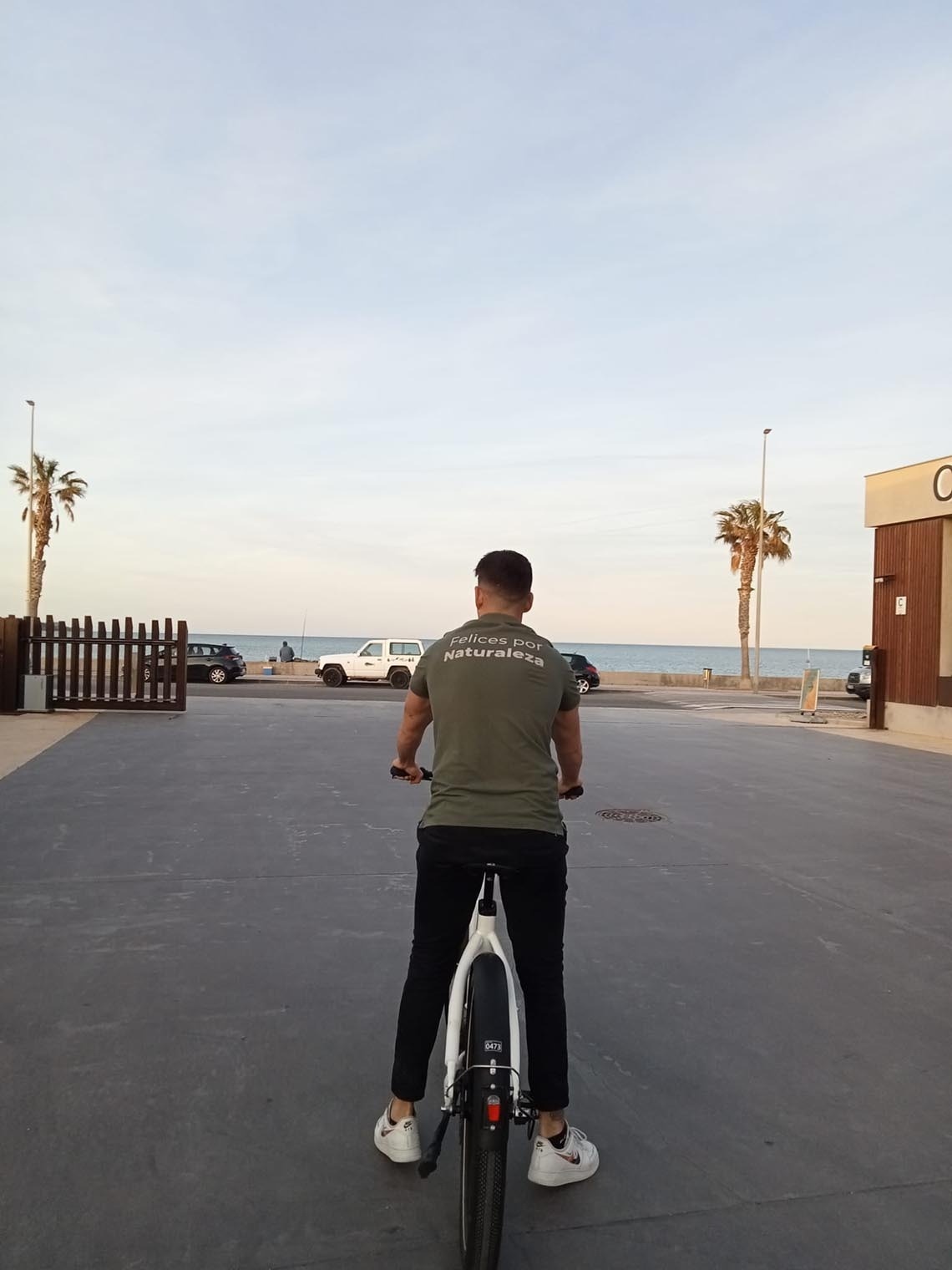 un home amb una camiseta que diu 