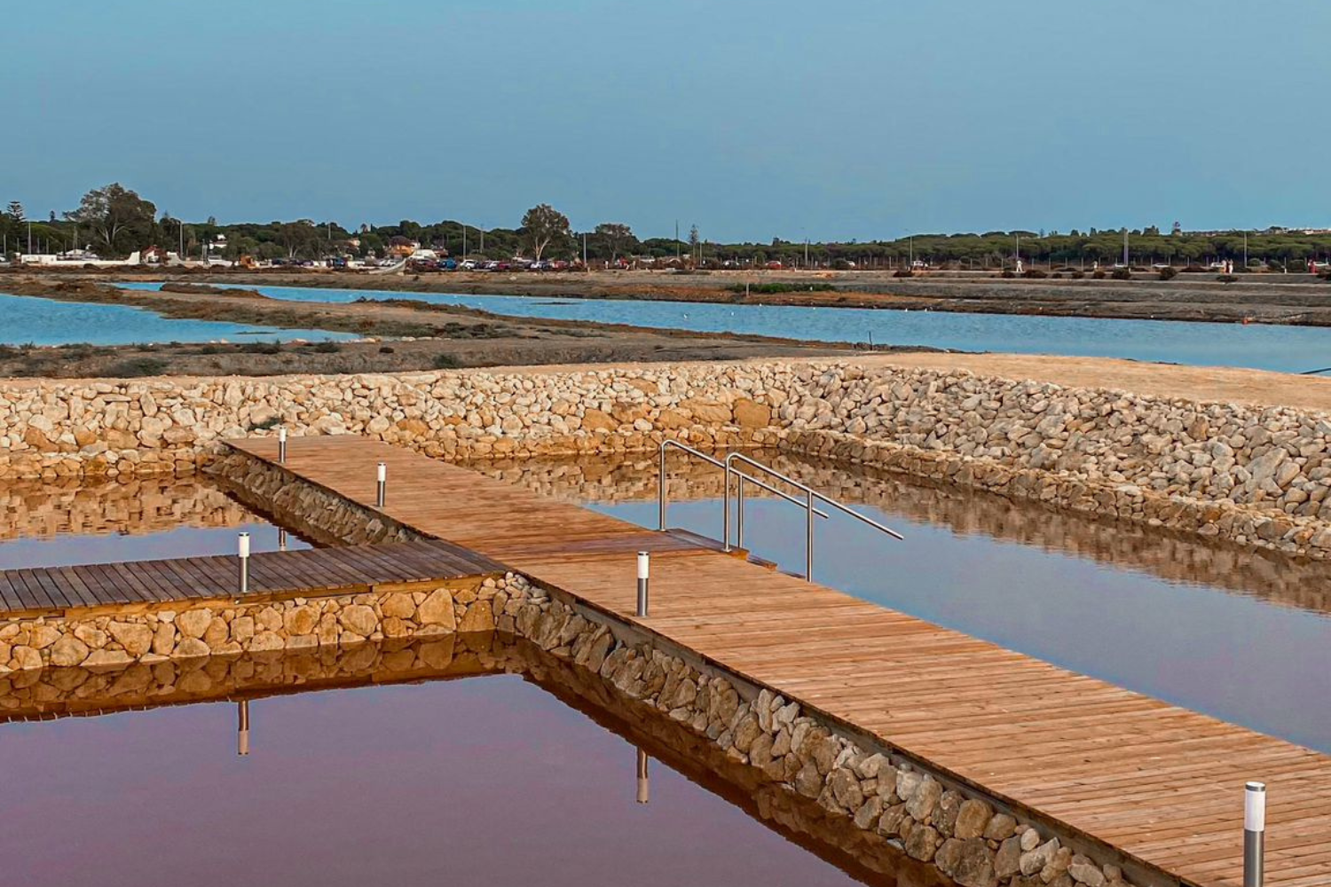 un molí de fusta a través d' un riu d' aigua