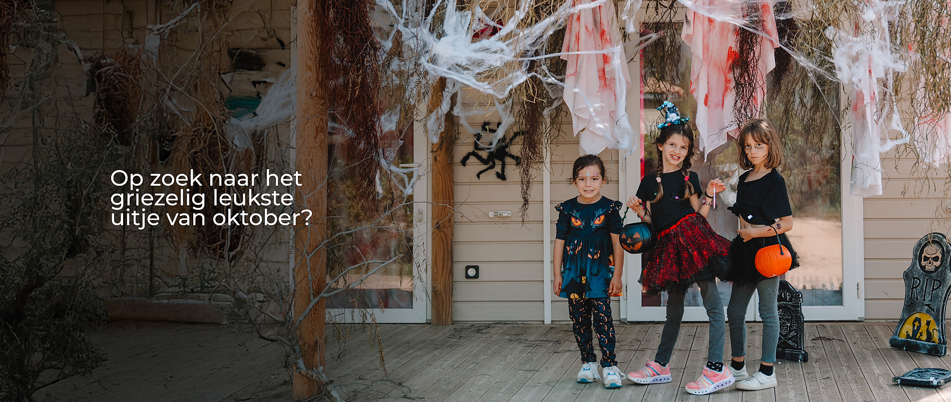 Twee kinderen in Halloweenkostuums, klaar voor de leukste TAIGA Benidorm (voorheen Camping La Media legua) | Campings in deze spookachtige sfeer.