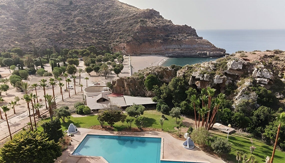 una vista aérea de dos piscinas y una playa