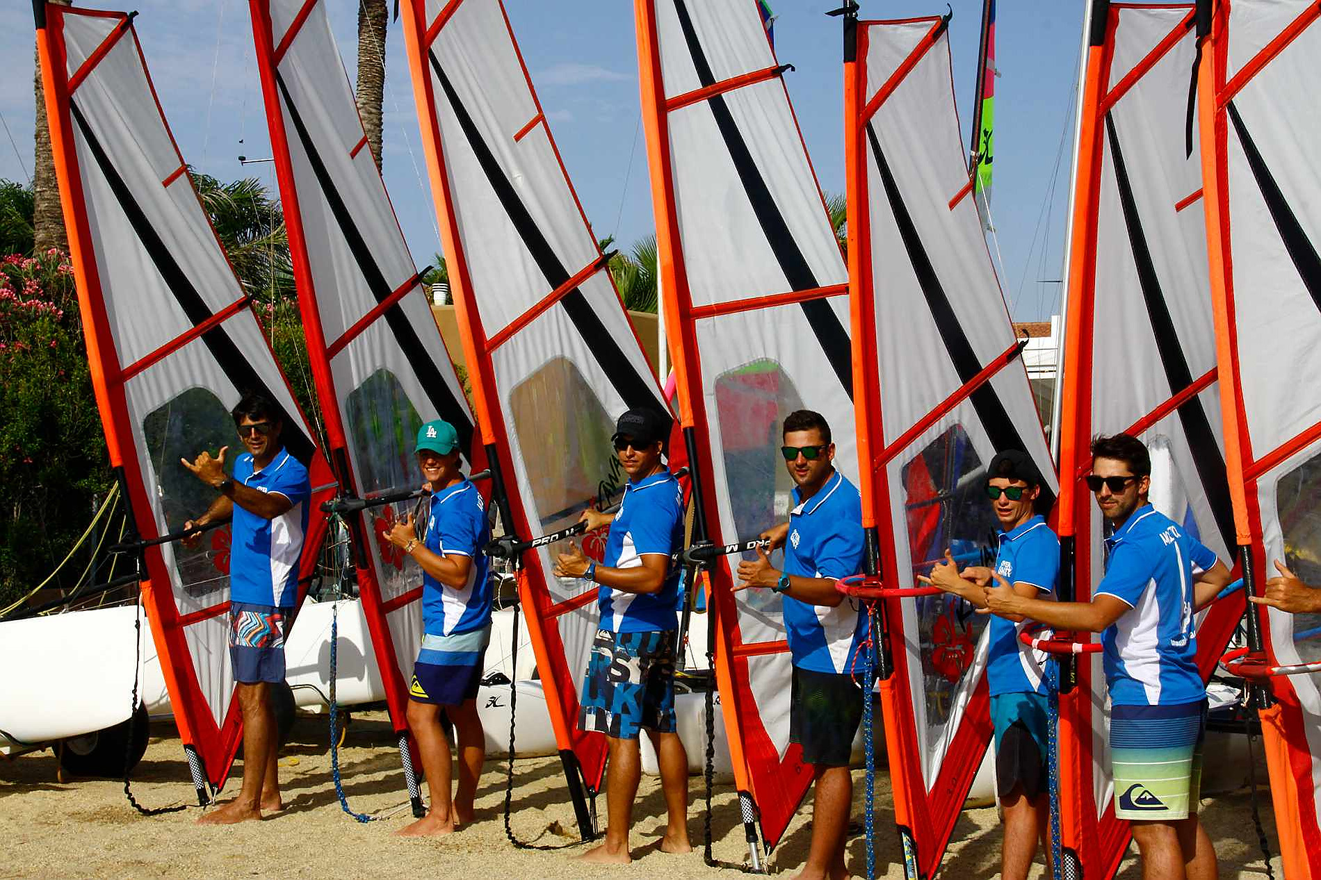 Taiga: Corporativa - Mujer en paddleboard con vida marina.