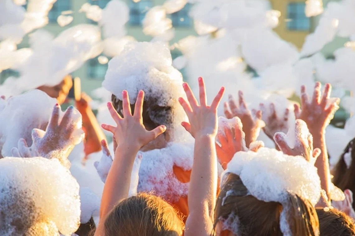 een groep mensen met hun handen in de lucht